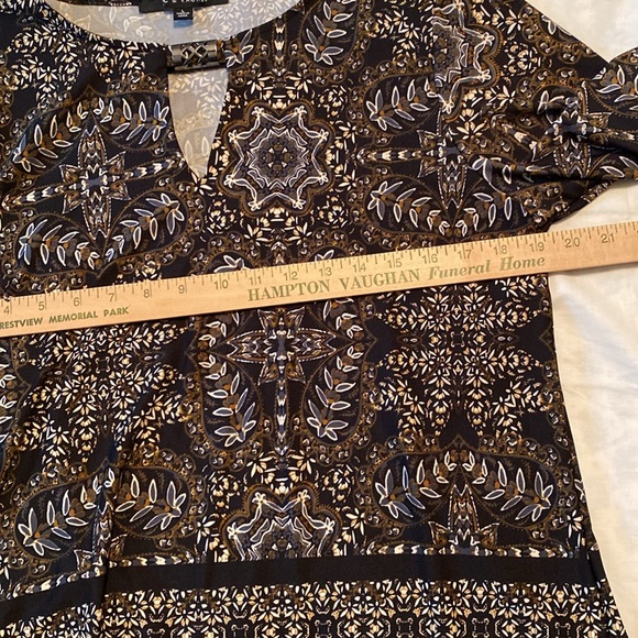 Zac&Rachel Large blk/brn stretch top. Has darts on back for a fitted look. - Picture 7 of 11